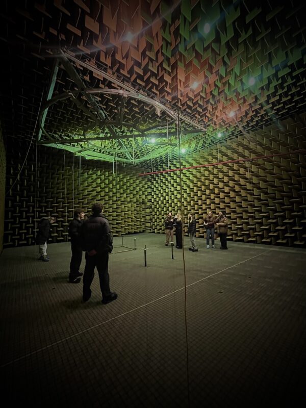 Beøg på lydlaboratorier DTU.
Det lyddøde rum.
Klangrum.
Reverberation chamber.
Anechoic chamber.
FAQ spørgsmål og svar akustik rådgivning