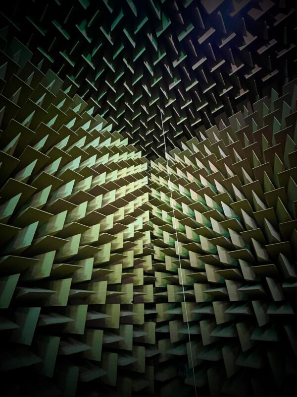 Beøg på lydlaboratorier DTU.
Det lyddøde rum.
Klangrum.
Reverberation chamber.
Anechoic chamber.
FAQ spørgsmål og svar akustik rådgivning